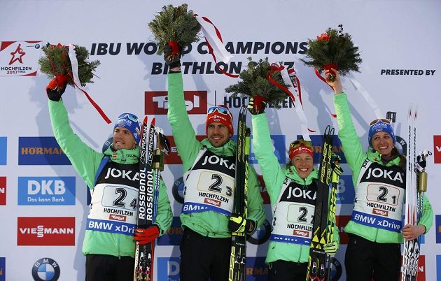 Vítězná štafeta Německa na pódiu. Zleva Simon Schempp, Arnd Peiffer, Laura Dahlmeierová and Vanessa Hinzová.