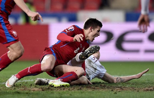 Povedlo se. Aspoň plichta. Český záložník Václav Pilař oslavuje gól na 1:1 v závěru utkání kvalifikace ME 2016 s Lotyšskem.