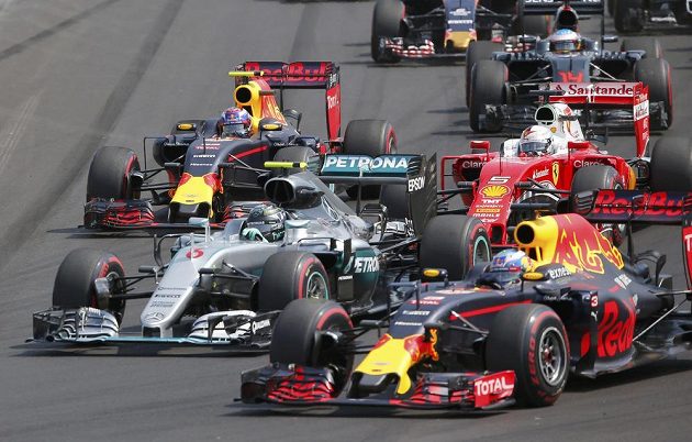 Němec Nico Rosberg (vlevo) a Australan Daniel Ricciardo po startu Velké ceny Maďarska