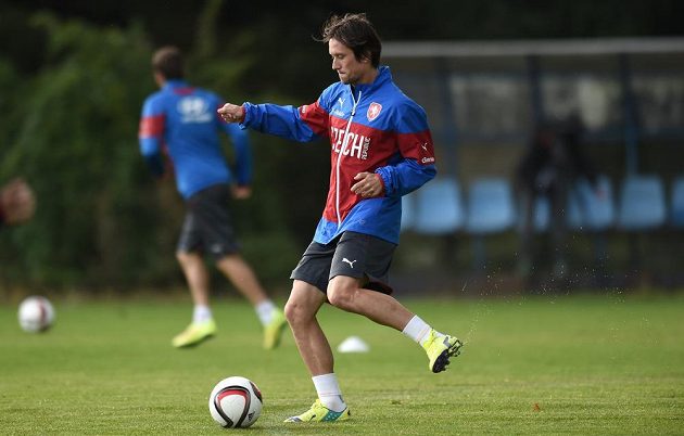 Záložník Tomáš Rosický při tréninku fotbalové reprezentace na kvalifikační duel s Nizozemci.