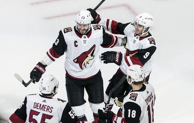 Radost hokejistů Arizony Coyotes. Gól v síti Nashvillu slaví Oliver Ekman-Larsson (23), Clayton Keller (9), Jason Demers (55) a Christian Dvorak (18).