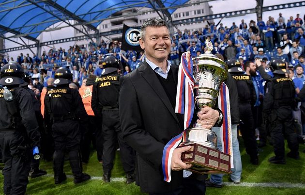 Liberecký trenér David Vavruška s trofejí pro vítěze domácího poháru po úspěšném boji jeho svěřenců s Jabloncem.