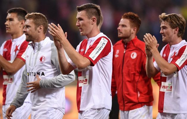 Slávistický záložník Jaromír Zmrhal (uprostřed) děkuje se spoluhráči fanouškům za podporu po utkání s Plzní.