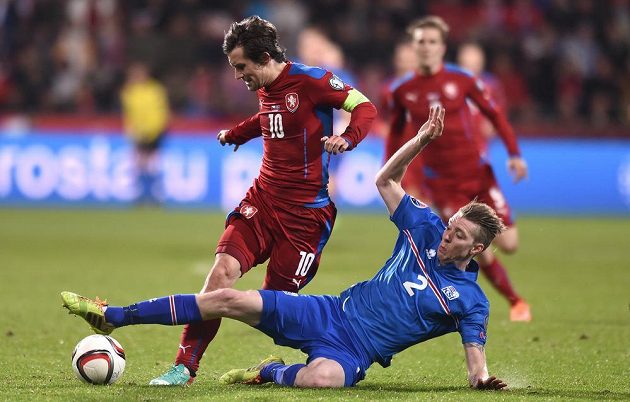 Tomáš Rosický (vlevo) a Birkir Saevarsson z Islandu v kvalifikačním duelu o postup na ME.