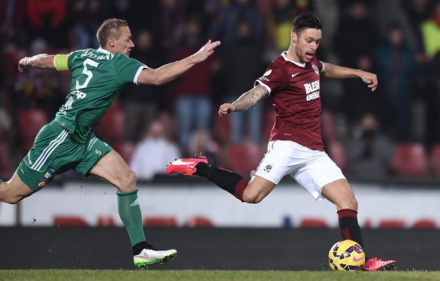 Útočník Sparty Praha Václav Kadlec (vpravo) střílí gól Příbrami. Marně se ho snaží zastavit kapitán Příbrami Tomáš Zápotočný.