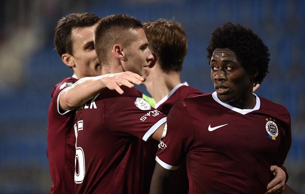 Fotbalisté Sparty (David Lafata, Pavel Kadeřábek, Tiémoko Konaté) oslavují první gól v utkání 14. kola Synot ligy na hřišti Slovácka.