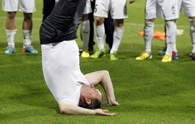 Trenér Viktorie Plzeň Pavel Vrba splnil slib a na oslavu postupu do Ligy mistrů udělal několik kotoulů.