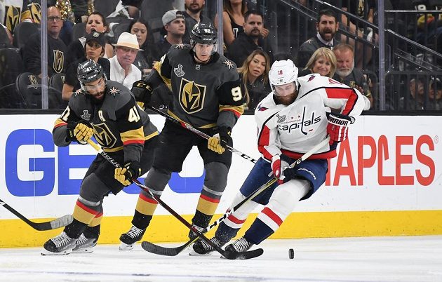 Washingtonský Brett Connolly (10) a Pierre-Edouard Bellemare (41) s Tomášem Noskem (92) z Vegas při jednom ze soubojů ve druhé třetině pátého finále.