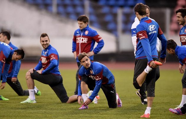 Obránce Filip Novák (uprostřed) si zavazuje tkaničku na tréninku české fotbalové reprezentace před zápasem kvalifikace ME 2016 s Islandem.