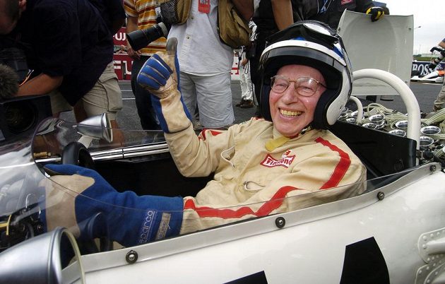 Motoristická legenda Brit John Surtees (na archivním snímku z 10. října 2004), jediný jezdec, který získal titul mistra světa ve formuli 1 i v závodech silničních motocyklů. O jeho úmrtí informovala rodina s tím, že v únoru byl Surtees hospitalizován v londýnské nemocnici kvůli dýchacím potížím.