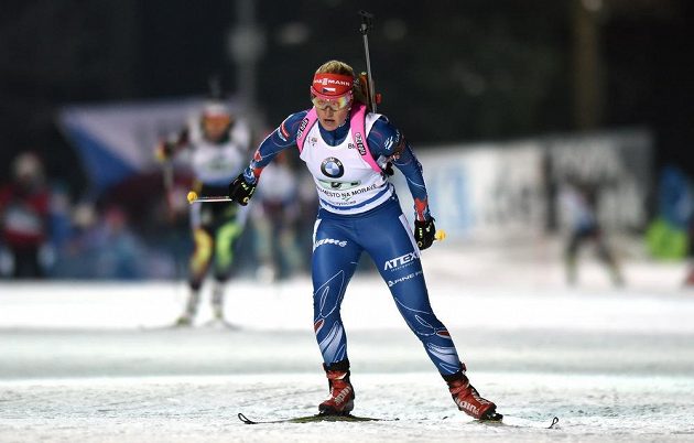 Gabriela Soukalová na trati při závodu smíšených štafet v Novém Městě na Moravě.
