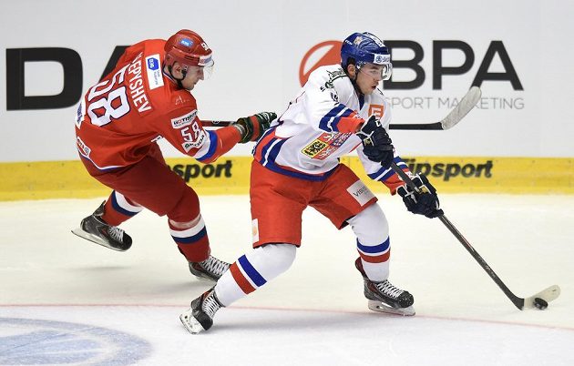 Ruský útočník Anton Slepyšev (vlevo) se snaží zastavit českého útočníka Dominika Simona během utkání Euro Hockey Tour v Karlových Varech.
