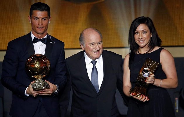 Cristiano Ronaldo a Nadine Kesslerová, držitelé trofejí v rámci vyhlášení ankety Zlatý míč 2014. Mezi nimi prezident FIFA Sepp Blatter.
