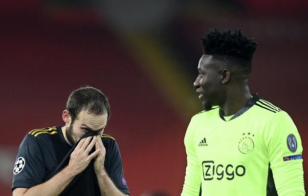 Fotbalista Ajaxu Daley Blind nevěří vlastním očím, že jeho tým inkasoval branku. Gólman niozemského týmu Andre Onana udělal během utkání Ligy mistrů v Liverpoolu nečekanou chybu.