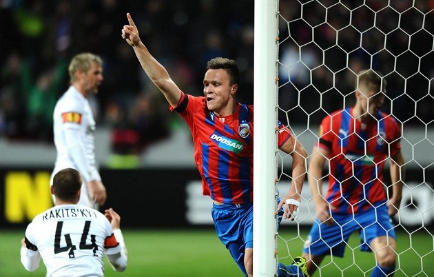 Útočník Viktorie Plzeň Stanislav Tecl oslavuje svůj gól na 1:0 v utkání se Šachtarem Doněck.