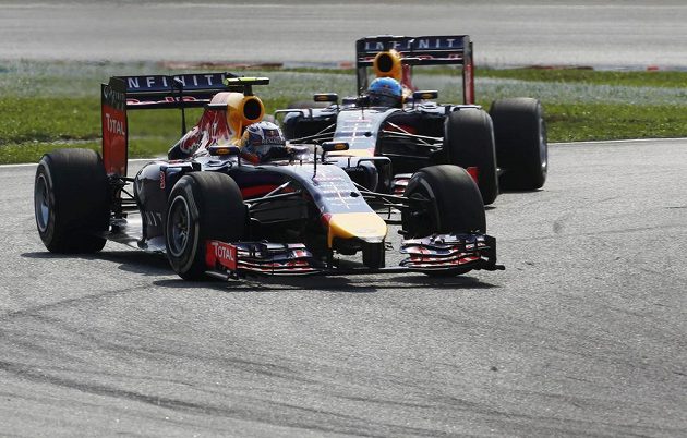 Piloti Red Bullu se drželi v první pětce celý závod. Ricciarda (v pozadí) připravil o závod až zbrklý mechanik v boxu.