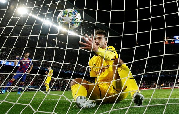 Fotbalisté Borussie Dortmund Mats Hummels v bráně po inkasovaném gólu od Barcelony.