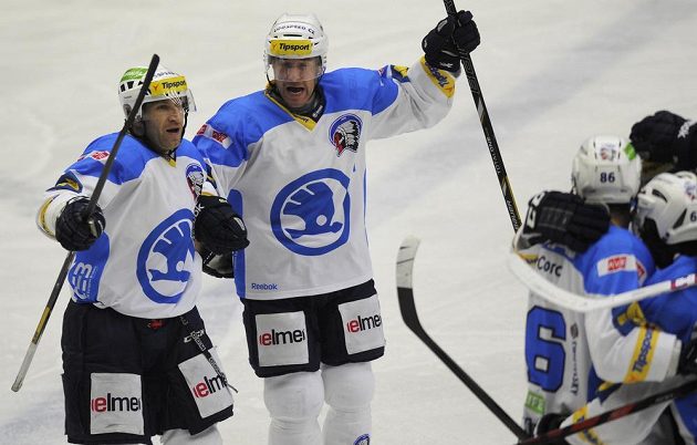 Plzeňští hokejisté se radují z gólu proti Pardubicím. Vlevo Václav Pletka, vedle něj Tomáš Vlasák.