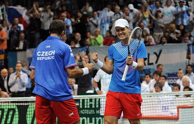Čeští tenisté Radek Štěpánek (vpravo) a Tomáš Berdych během třetího utkání semifinále Davis Cupu s argentinským párem Carlos Berlocq a Horacio Zeballos.