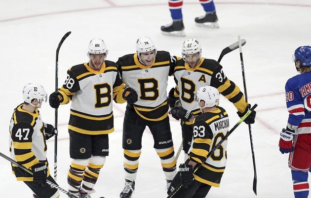 Radost v podání hokejistů týmu Boston Bruins. Jejich hlavní hvězdou byl David Pastrňák (druhý zleva).
