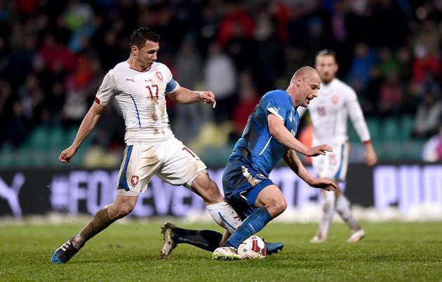 Český obránce Marek Suchý (vlevo) a Martin Jakubko ze Slovenska během přátelského utkání v Žilině.