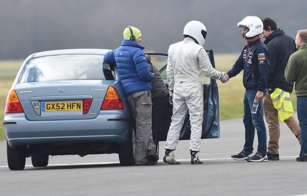 Daniel Ricciardo se v pořadu Top Gear setkal na testovacím okruhu na letišti Dunsfold i s legednárním Stigem (v bílém).