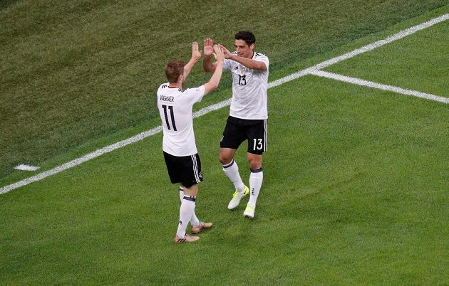 Radost německých fotbalistů Larse Stindla a Timo Wernera z první branky finále Poháru FIFA.