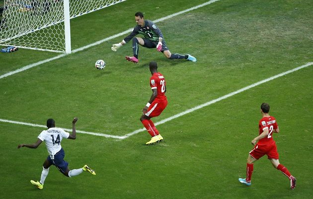 Záložník Blaise Matuidi (vlevo dole) střílí druhý gól Francie v utkání proti Švýcarsku.