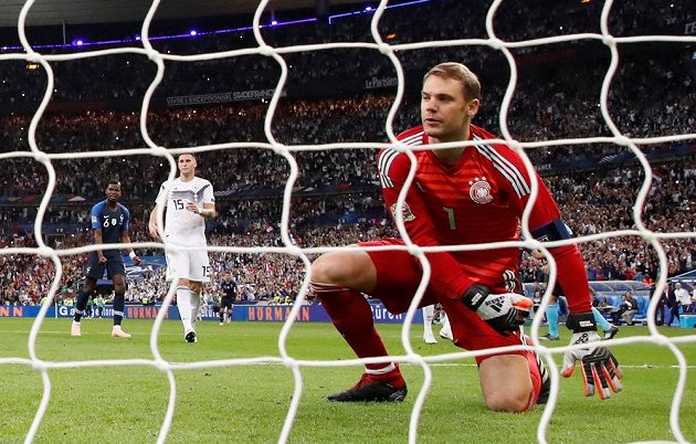 Německý brankář Manuel Neuer zklamaně přihlíží, jak míč po střele Antoina Griezmanna (není na snímku) z penalty skončil v jeho síti.