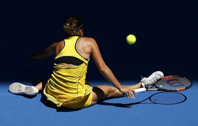 Česká tenistka Barbora Strýcová v krkolomné pozici během osmifinále Australian Open.