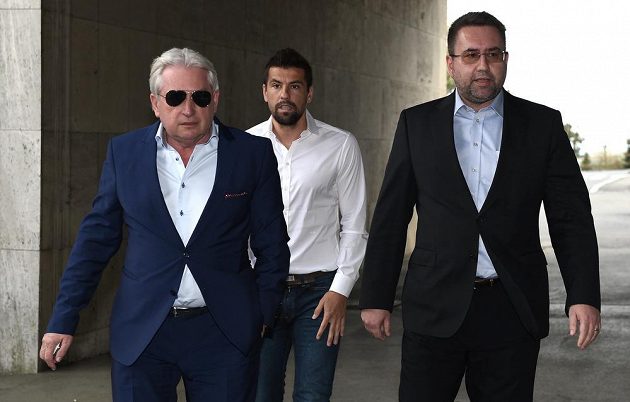 Milan Baroš (uprostřed) se svým manažerem Pavlem Paskou (ve slunečních brýlích) a majitelem Baníku Ostrava Petem Šafarčíkem přichází na čtvrteční zasedání disciplinární komise FAČR.