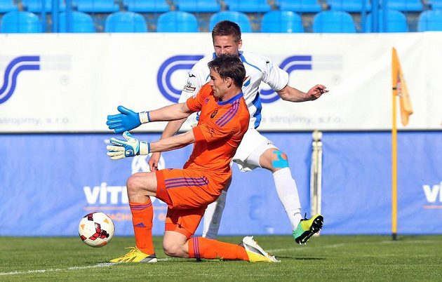 Jihlavský brankář Jan Hanuš (vpředu) a obránce Baníku Filip Kaša v zápase 28. kola Gambrinus ligy.