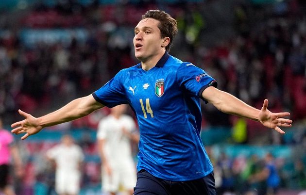 Ital Federico Chiesa oslavuje svoji trefu v semifinále EURO proti Španělsku.