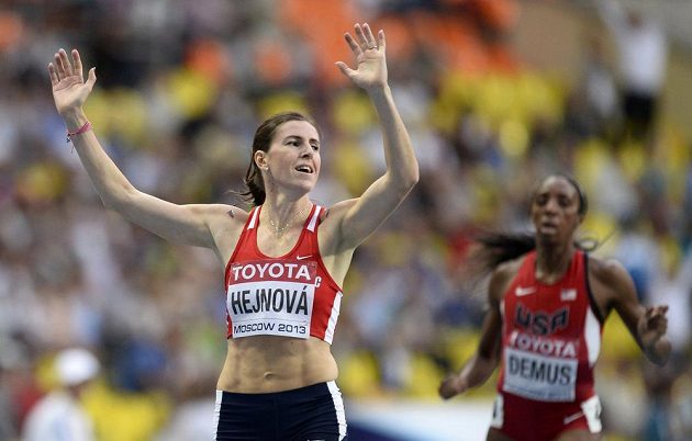 Zuzana Hejnová se raduje z titulu mistryně světa v běhu na 400 m překážek. Vpravo v cíli třetí Lashinda Demusová z USA.