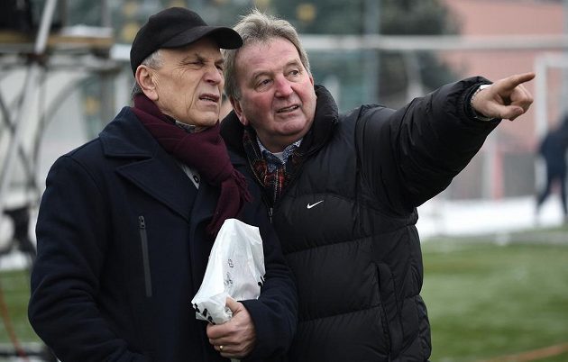 Vladimír Táborský (vlevo) a Josef Pešice nechyběli na tradičním Silvestrovském derby internacionálů Sparty a Slavie.