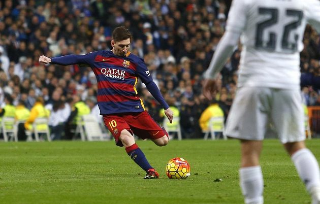 Lionel Messi z Barcelony (vlevo) přišel na hřiště v 57. minutě, Real Madrid nakonec s katalánským týmem vysoko prohrál.