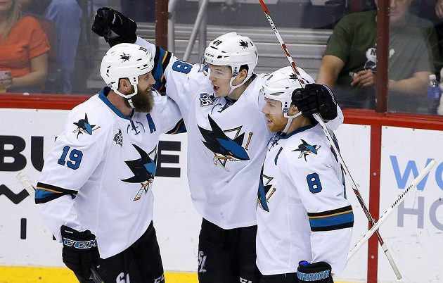Útočník San Jose Tomáš Hertl (uprpstřed) slaví se spoluhráči gól proti Arizoně. Vlevo je Joe Thornton, vpravo Joe Pavelski.