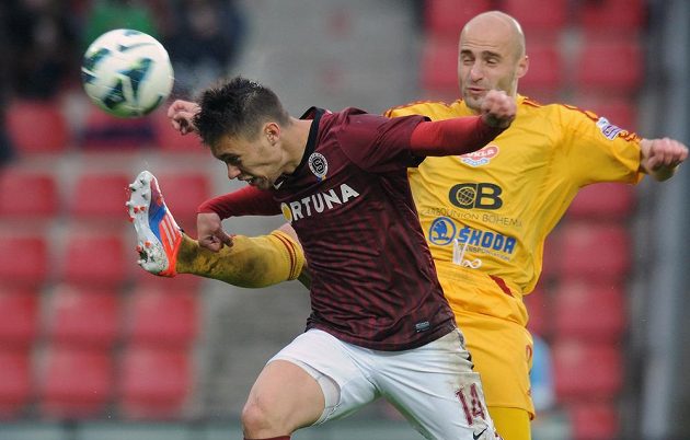 Útočník Sparty Václav Kadlec (vlevo) v souboji s obráncem Dukly Janem Vorlem.