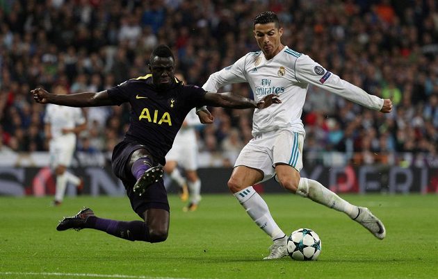 Cristiano Ronaldo pálí na branku, bránit se ho snaží Davinson Sánchez z Tottenhamu.