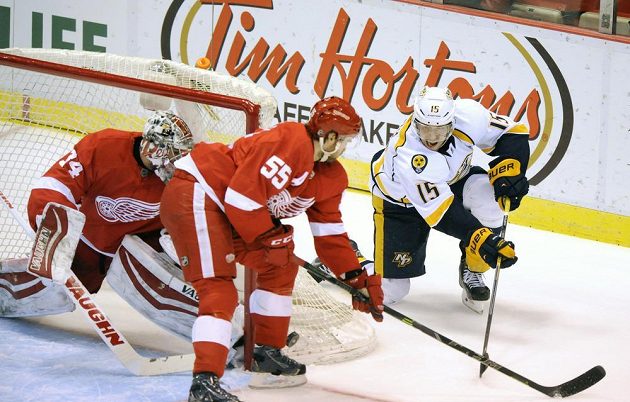 Craig Smith (vpravo) z Nashvillu se pokouší propasírovat puk za záda českého gólmana Petra Mrázka ve službách Detroitu Red Wings.