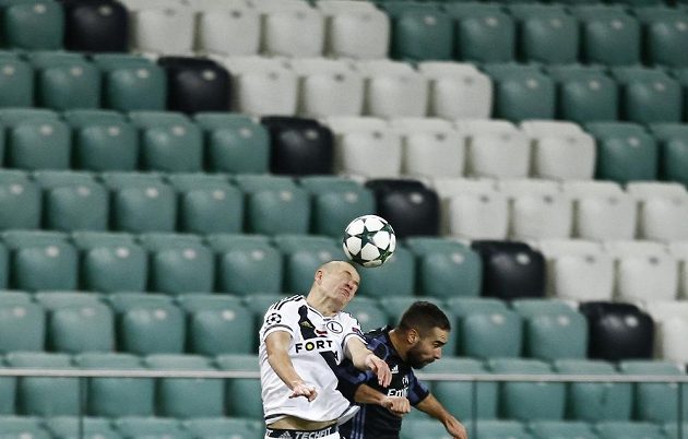 Dani Carvajal z Realu Madrid (vpravo) v hlavičkovém souboji s obráncem Legie Varšava Adamem Hlouškem.