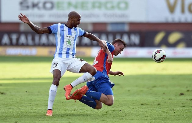 Mladoboleslavský záložník Mickael Tavares (vlevo) a plzeňský útočník Stanislav Tecl během utkání 11. kola Synot ligy.