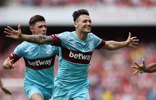Argentinský útočník Mauro Zárate se raduje ze vstřeleného gólu, kterým Kladivářům pomohl k výhře 2:0 na půdě Arsenalu.