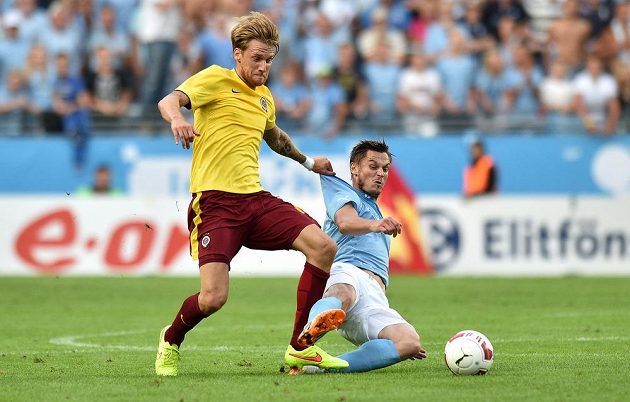 Obránce pražské Sparty Radoslav Kováč (vlevo) se snaží odebrat míč Markusi Rosenbergovi z Malmö.