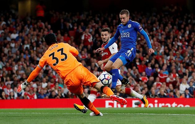 Petr Čech z Arsenalu a Jamie Vardy, který proměňuje spoluhráčův centr v gól Leicesteru.