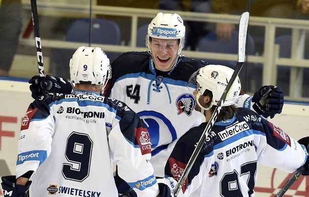 Junior Jakub Pour (uprostřed) z Plzně se raduje ze svého prvního extraligového gólu se spoluhráči Davidem Skleničkou (vlevo) a Lukášem Kaňákem.