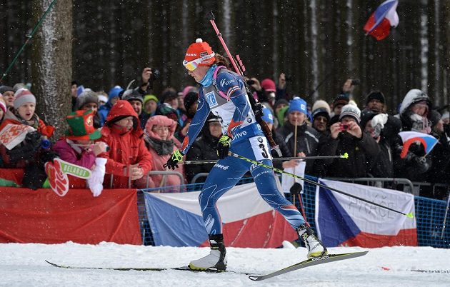 Veronika Vítková na trati stíhacího závodu SP v biatlonu ve Vysočina Areně v Novém Městě na Moravě.