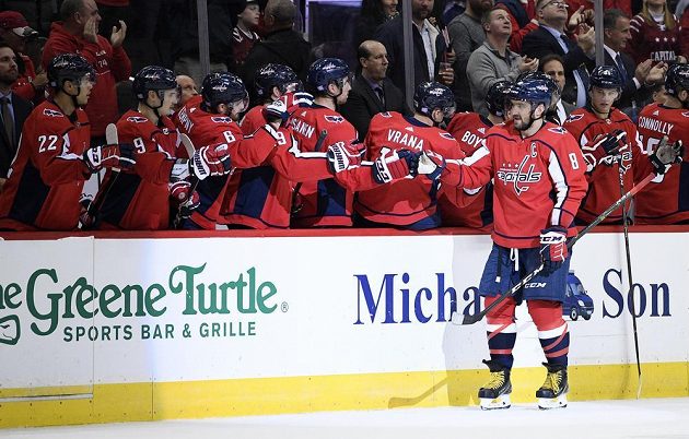 Útočník Washingtonu Capitals Alex Ovečkin slaví svou trefu do sítě Pittsburghu v utkání NHL.