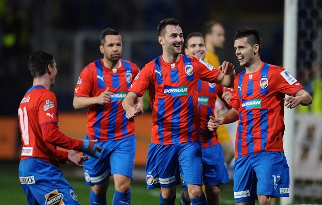 Fotbalisté Plzně Radim Řezník (uprostřed) a Michal Ďuriš oslavují šestý gól do liberecké sítě.