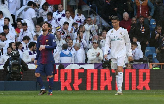 Cristiano Ronaldo (vpravo) z Realu odchází stejně jako Lionel Messi z Barcelony po prvním poločase do šatny.